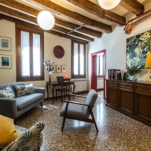 https://riva-de-biasio-charming-apartment-rr.hotelinveneto.com